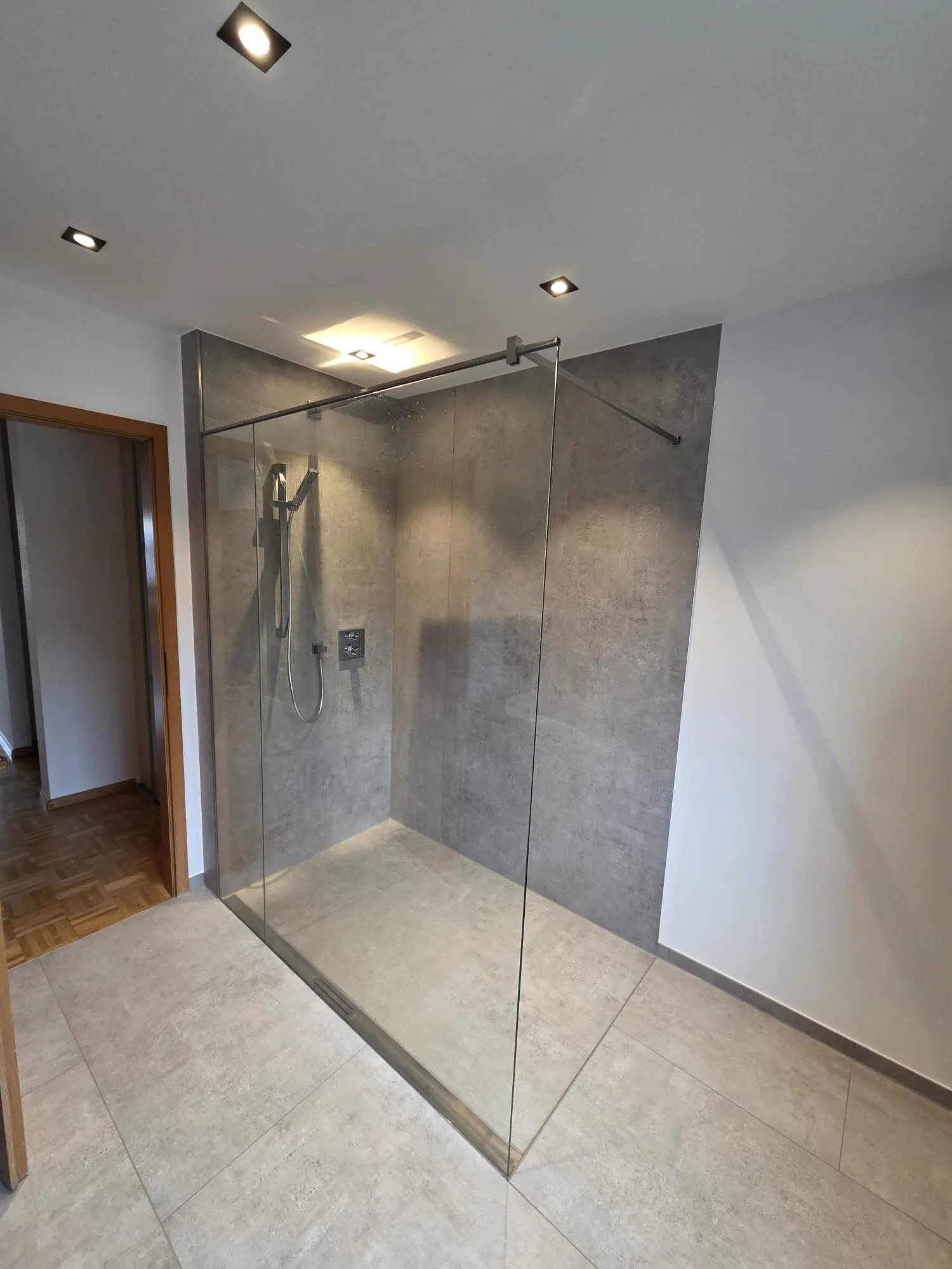 Saniertes Badezimmer mit bodenebener Dusche