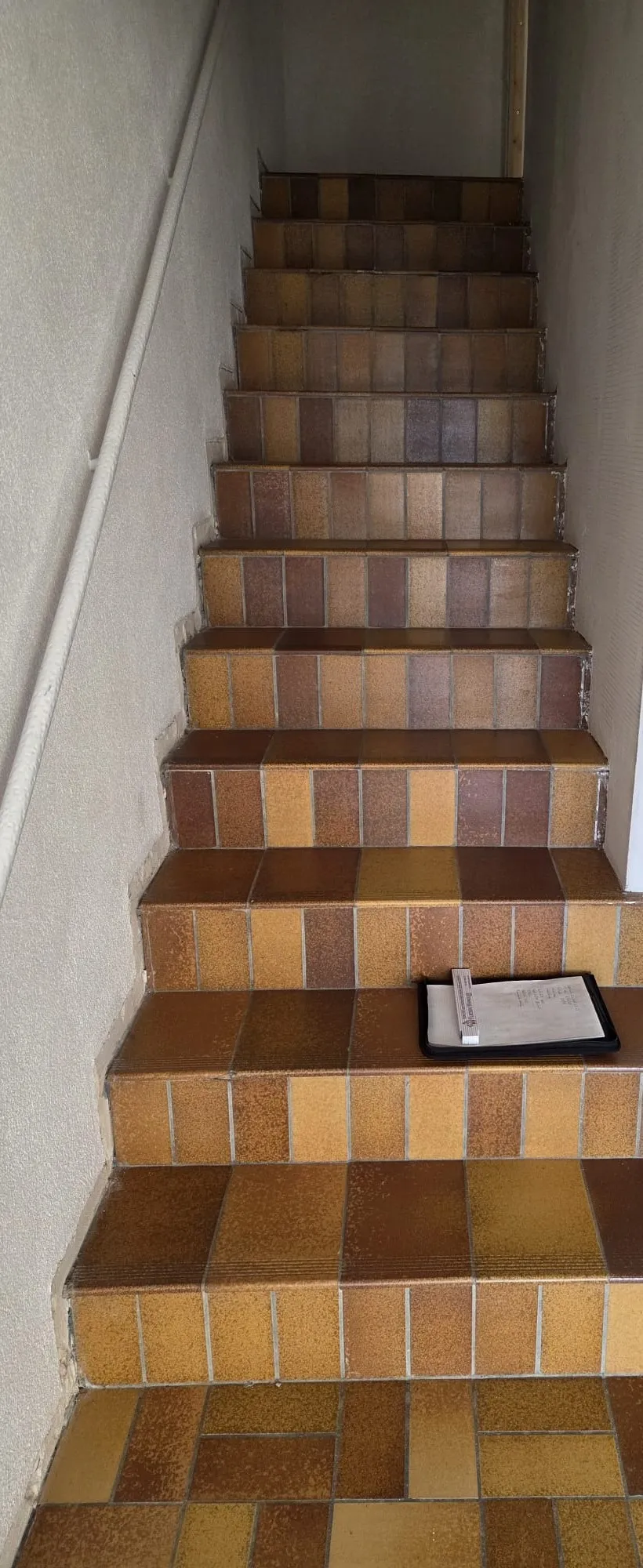 Treppe neu gefliest – von Retro auf ruhig in Bad Bellingen – vor der Sanierung