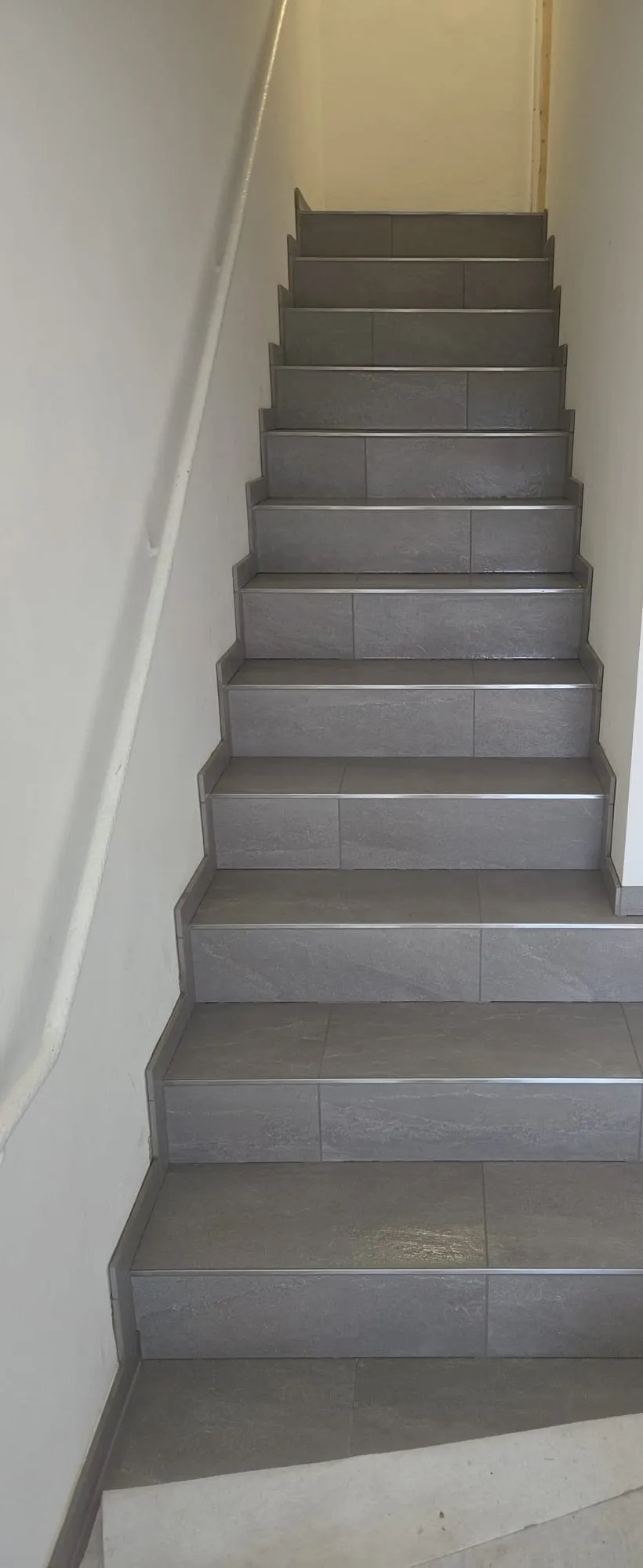 Treppe neu gefliest – von Retro auf ruhig in Bad Bellingen – nach der Sanierung